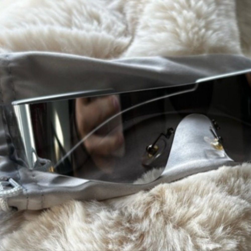 Kim k / bad bunny inspo futuristic high fashion chrome / silver mirrored sunnies